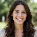 Retrato de Laura Fernández sonriendo tranquilamente